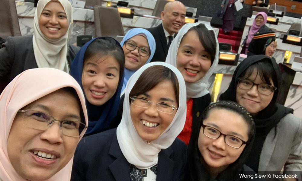 Adun wanita bukan Islam S'gor pakai selendang tanda solidariti