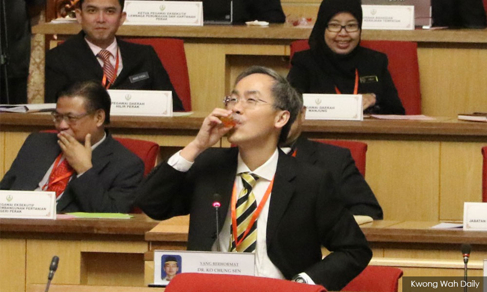 力证营养价值高,许崇信州议会上带头喝红棕油