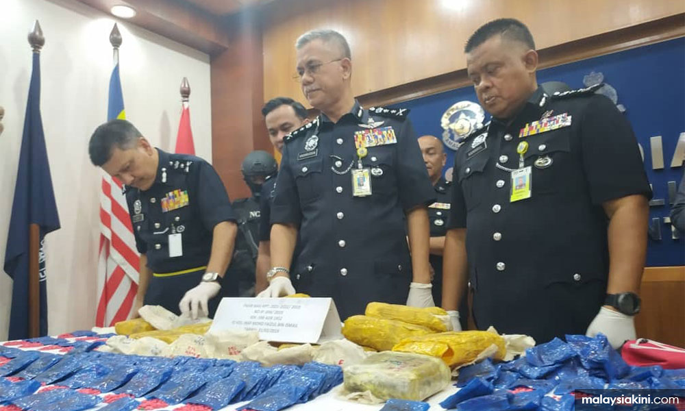 Sembunyi pil kuda RM1.48 juta bawah rumah kampung