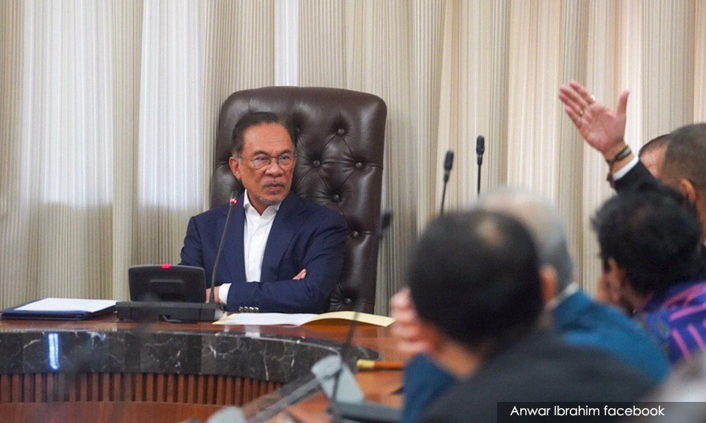 Give Felda settlers some aid for Raya, urges Anwar