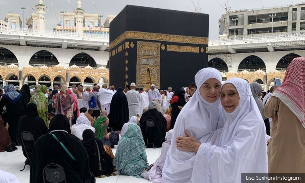 Lisa kini berhijab lepas pulang dari Tanah Suci