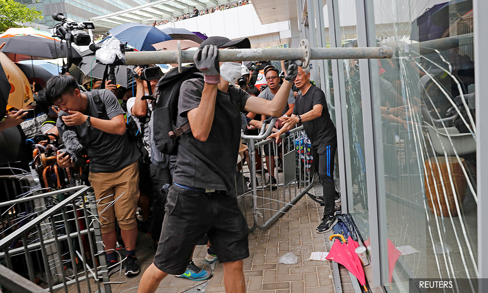 ÎÏÎ¿ÏÎ­Î»ÎµÏÎ¼Î± ÎµÎ¹ÎºÏÎ½Î±Ï Î³Î¹Î± Protesters tie British colonial flag to podium in Hong Kong's leg