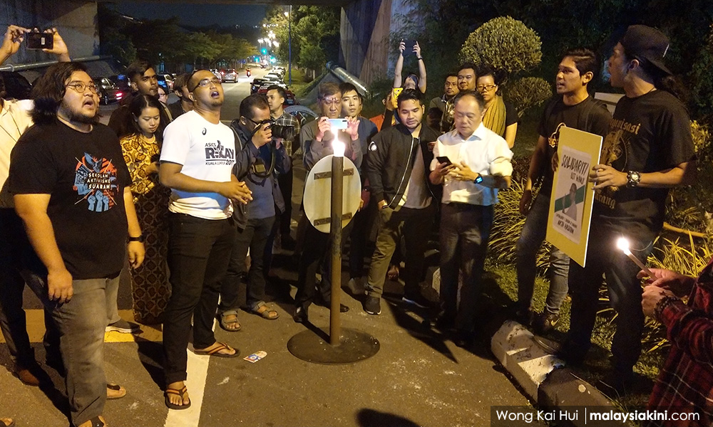Activists gather outside Kajang Prison, demand release of Wan Ji