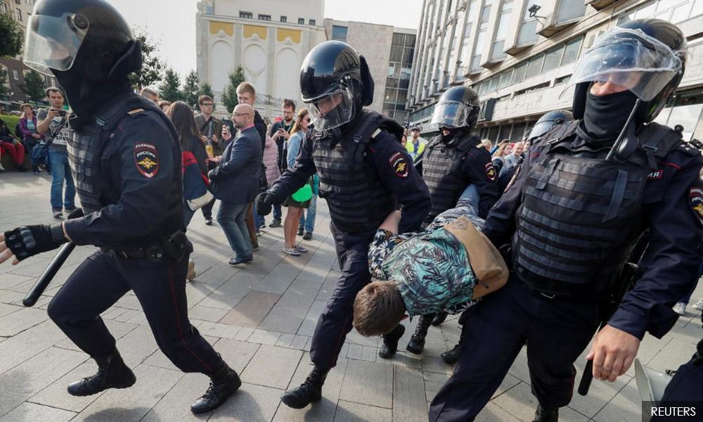 Russian police detain over 800 in opposition crackdown in Moscow