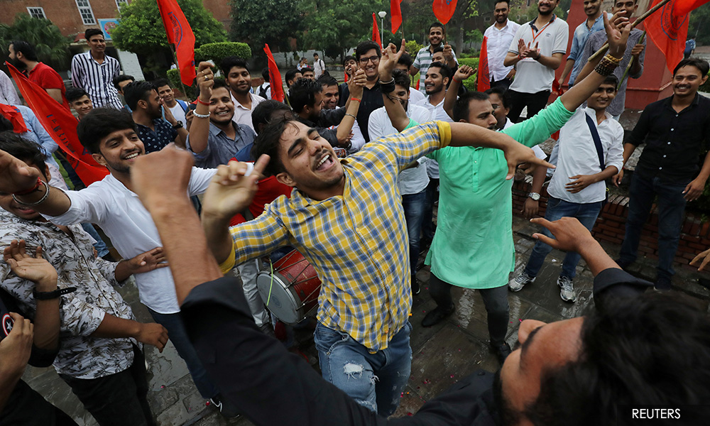 Thousands protest in Kashmir despite clampdown
