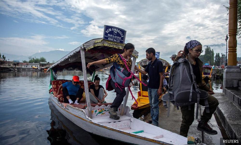 Thousands flee Kashmir after militant attack alert
