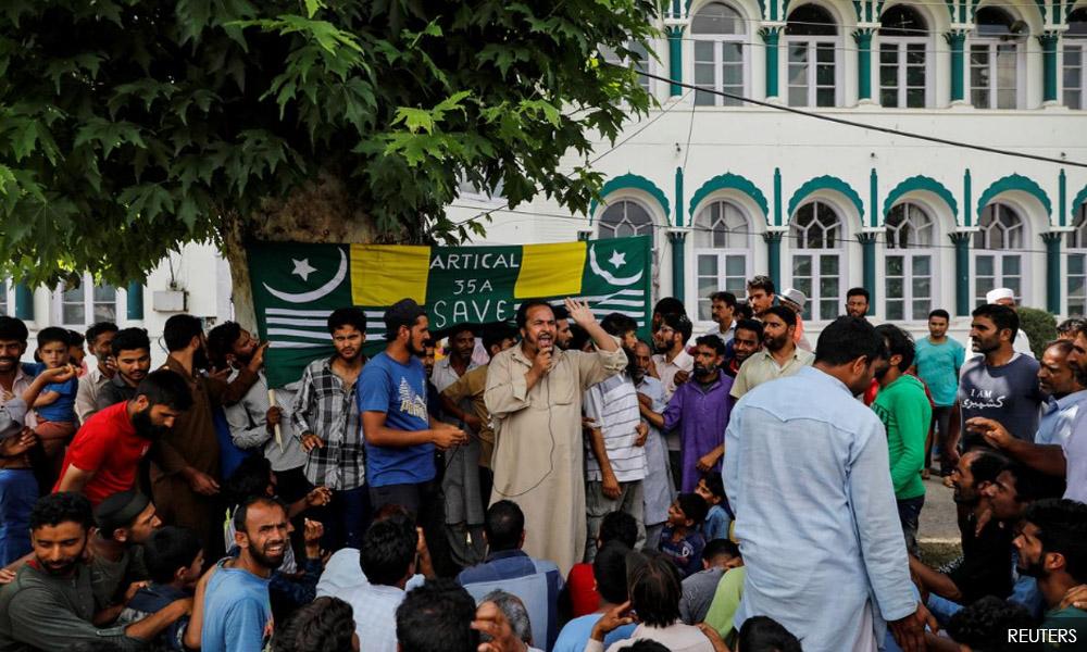 Hundreds chant anti-India slogans in seething Kashmir on eve of Eid