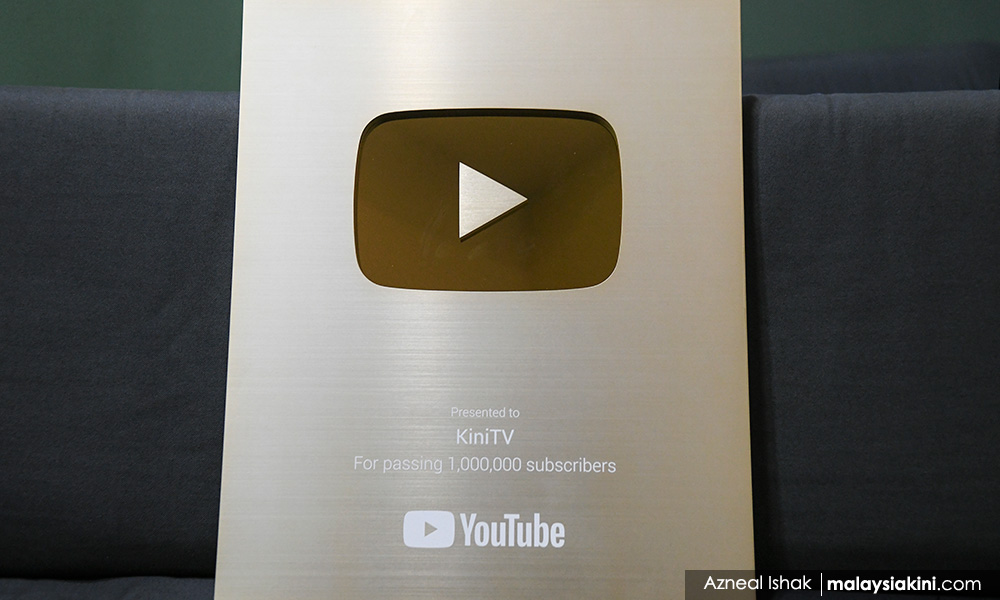 Kinitv Hits 1mil Subscribers Gets Youtube S Golden Play Button Award Up Station Malaysia - youtube gold play button roblox