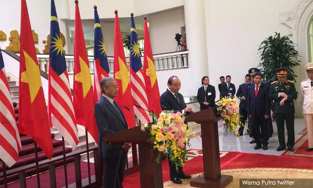 Dr M disambut dengan permaidani merah di Vietnam