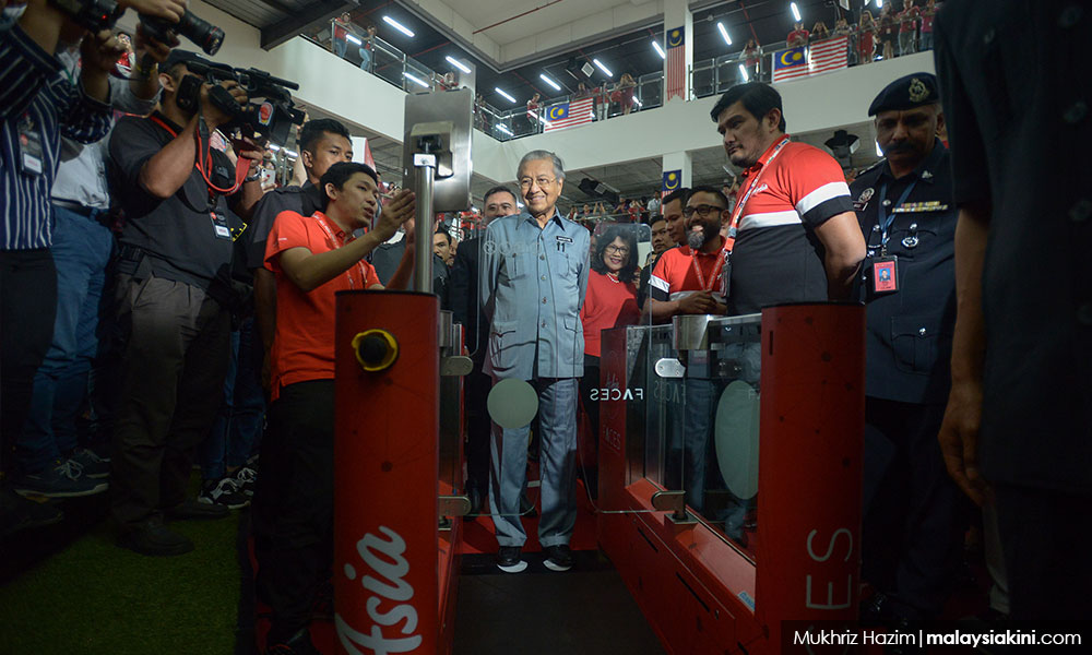 Yoursay: MACC, not Dr M, should decide on AirAsia’s fate