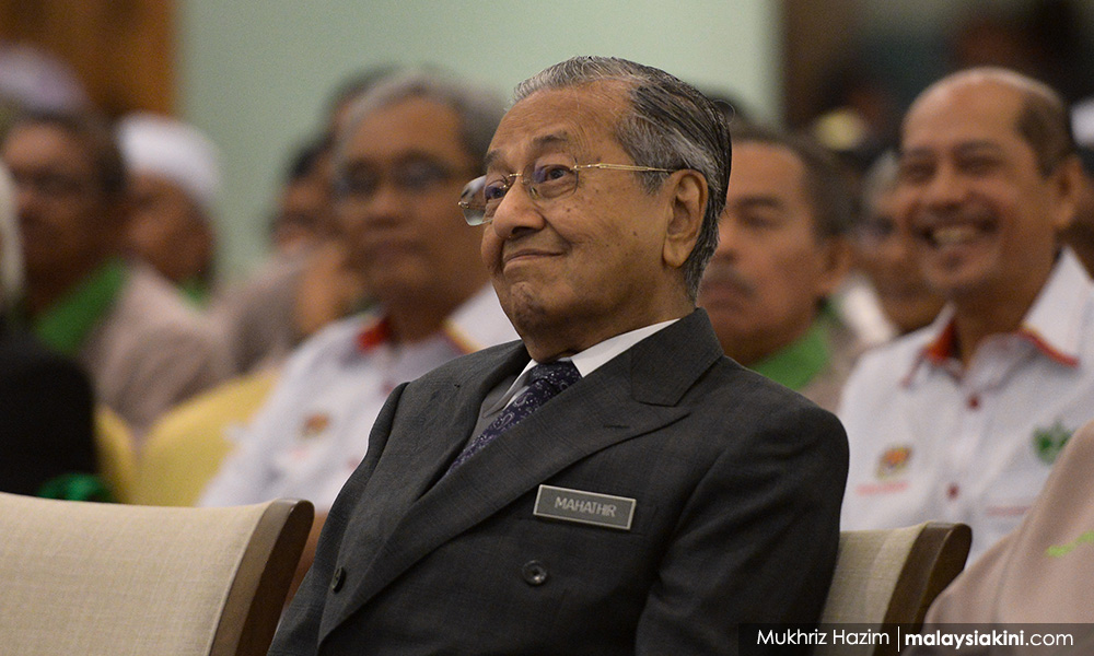 Dr M advises youths to acquire knowledge on finance and business