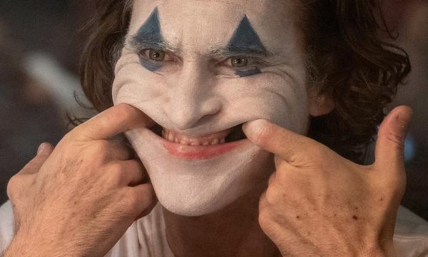 Berganding Tangan Dengan Joker Di Suram Gotham