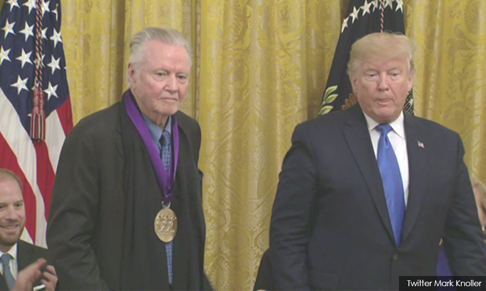 Bapa Angelina Jolie dapat anugerah dari Trump