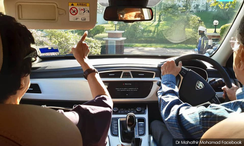 Dr M bawa isteri keluar 'dating' naik Proton