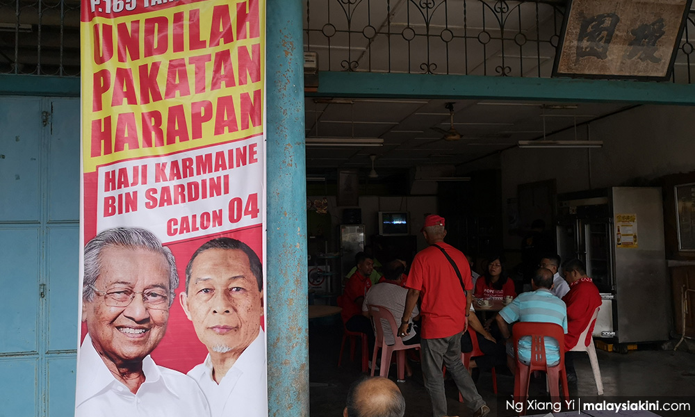 'Di sini merah punya, depan sikit ada biru...'