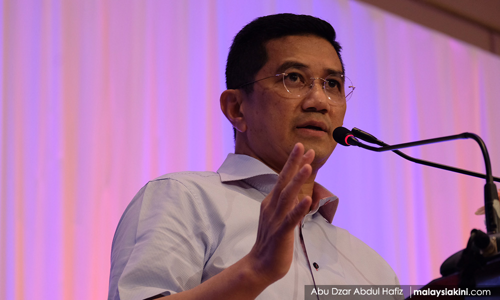Azmin enggan jawab spekulasi sertai Gerakan, minta tumpu ekonomi