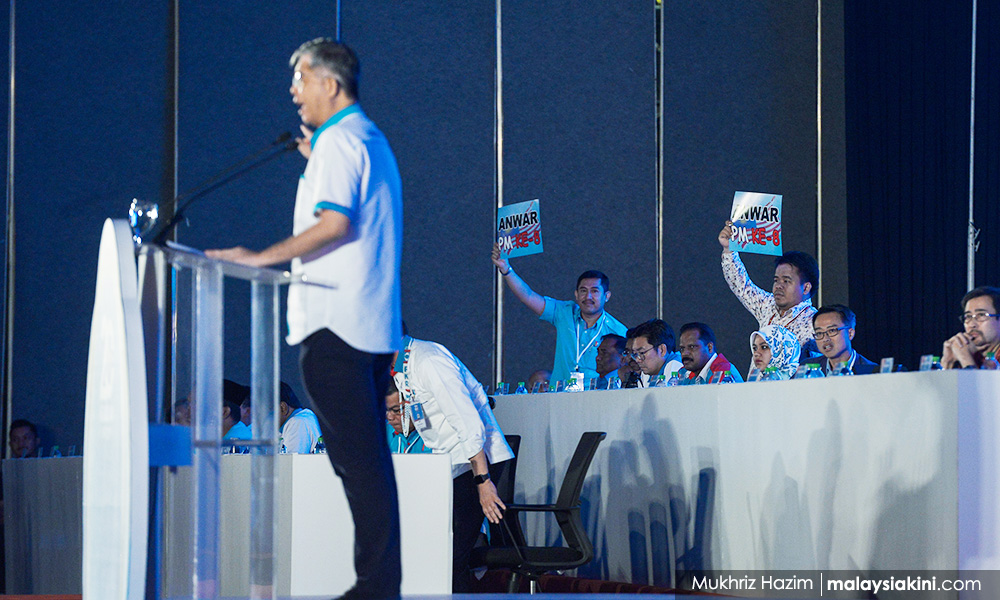 Tian Chua kena boo ketika sebut nama Azmin