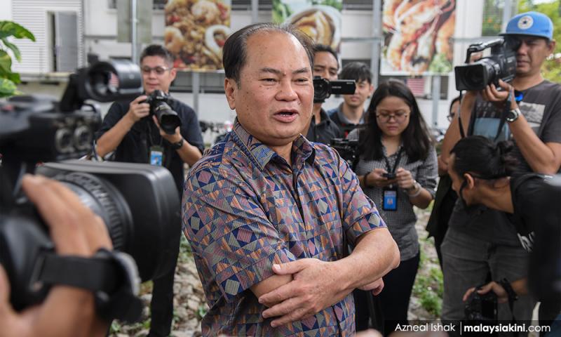刘天球抨艾科玛炒作挥旗风波,“挥巴国国旗呢?”