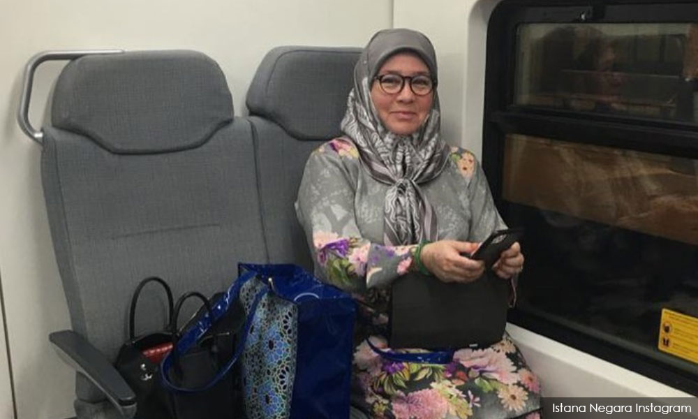 Permaisuri naik tren ke KLIA curi tumpuan rakyat