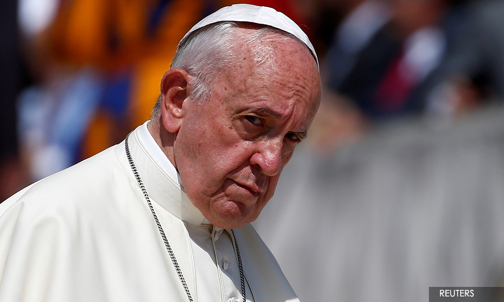 Pope defends migrants, calls for peace in Christmas message