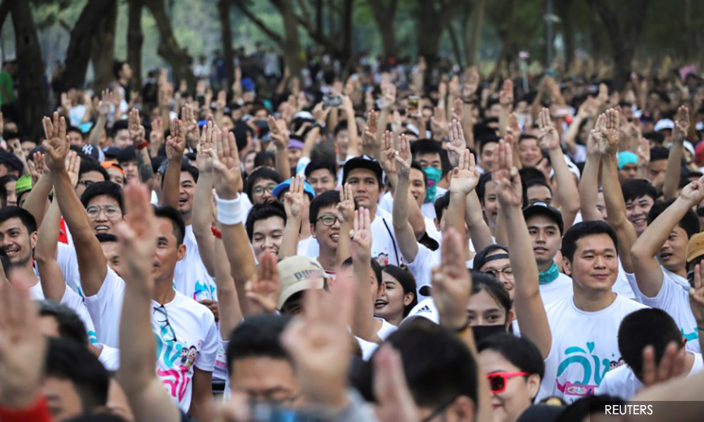 Thousands join Thai anti-government run as political climate simmers