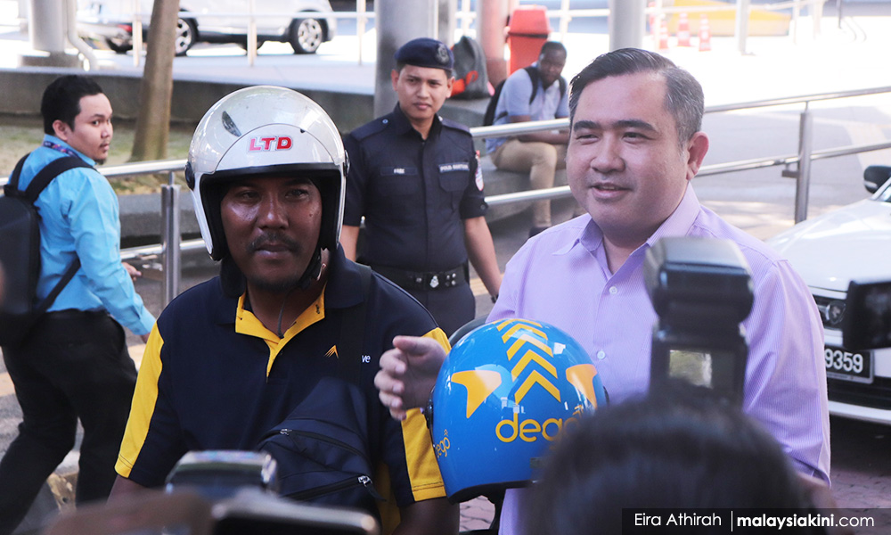 Transport minister gives thumbs-up to motorcycle ride-hailing services