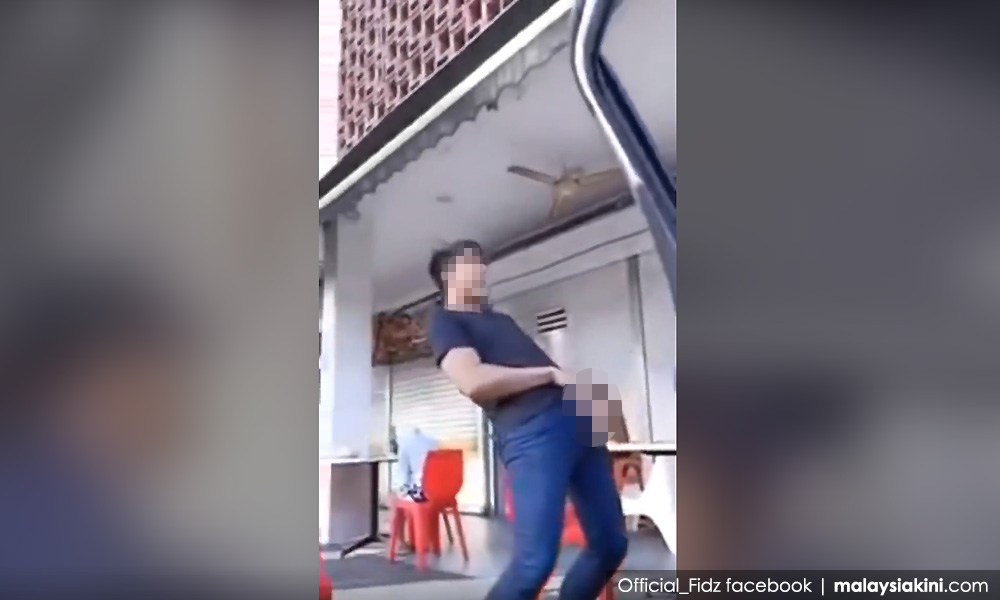Penyanyi kontroversi acah tunjuk kemaluan di tempat awam