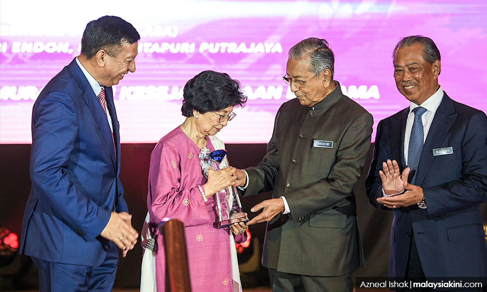 Whatever the decision on Friday, Dr M to quit after Apec