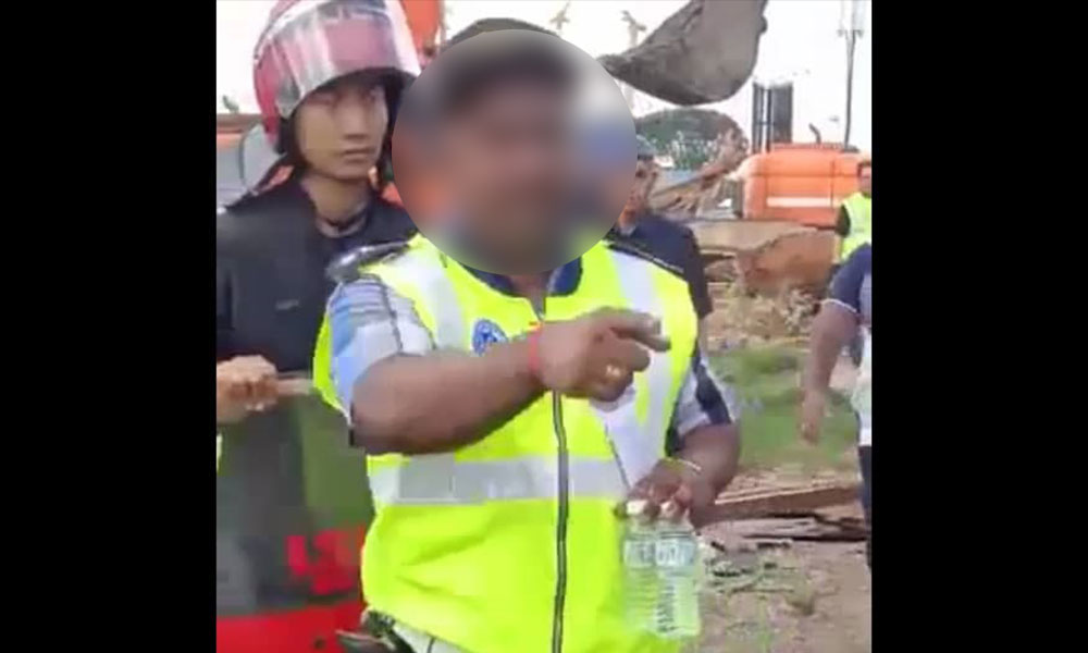 Pegawai polis kasar dalam video tular dah dapat 'nasihat'
