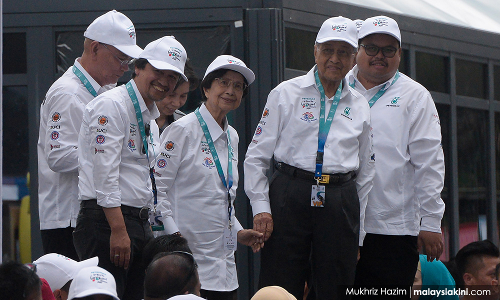 Dr M calls on more corporate companies to sponsor sporting events