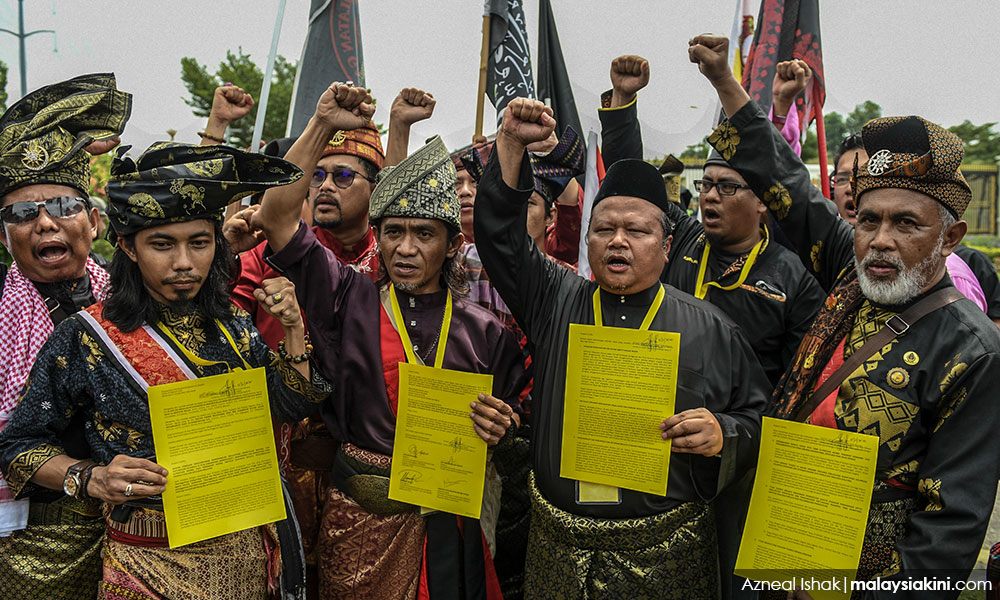 300 Clad In Malay Warrior Outfits Submit Memo To Istana Negara