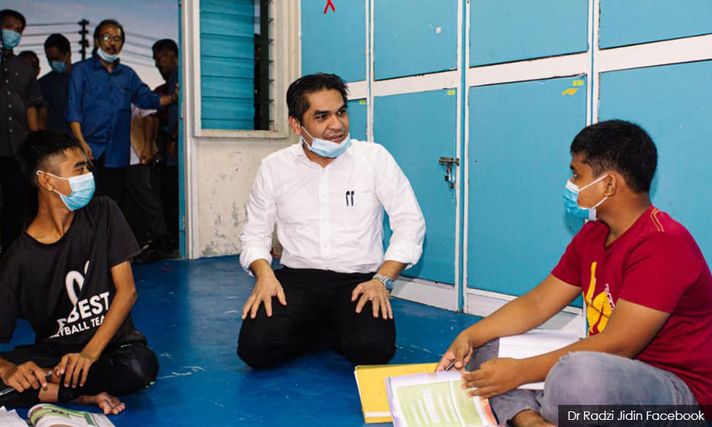 Wajib pakai seragam sekolah, berambut pendek - Radzi