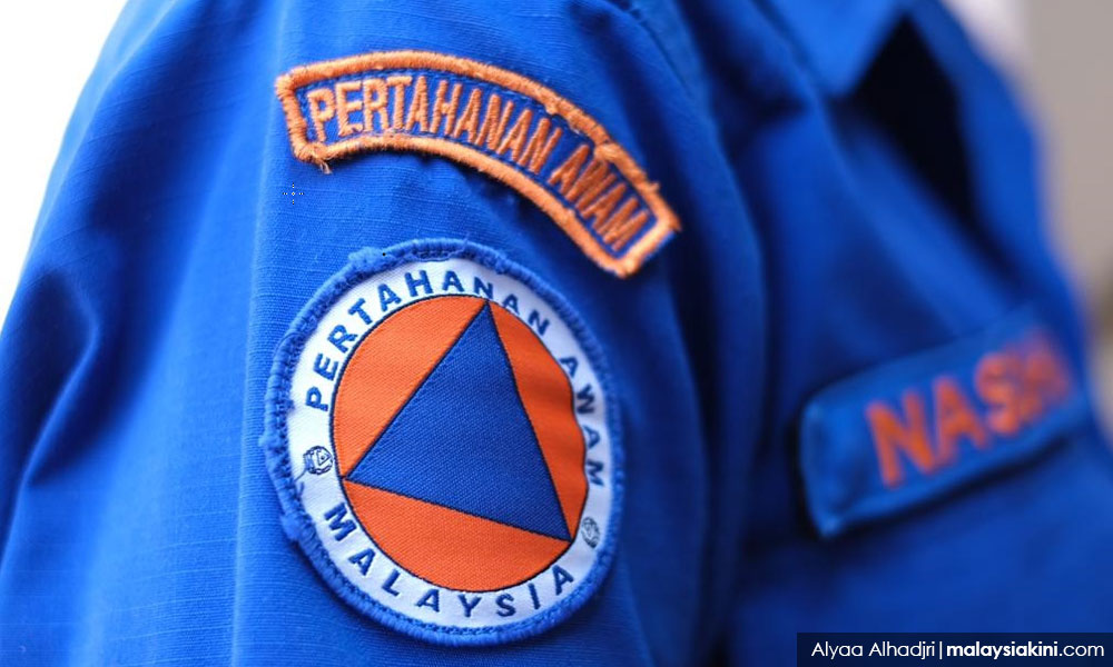 Banjir: APM bantu bawa jenazah ke kubur guna bot