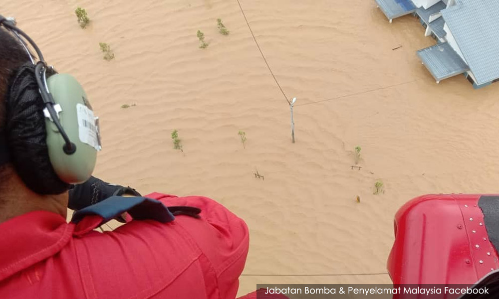 Bomba pantau dari udara kesan penduduk terperangkap banjir