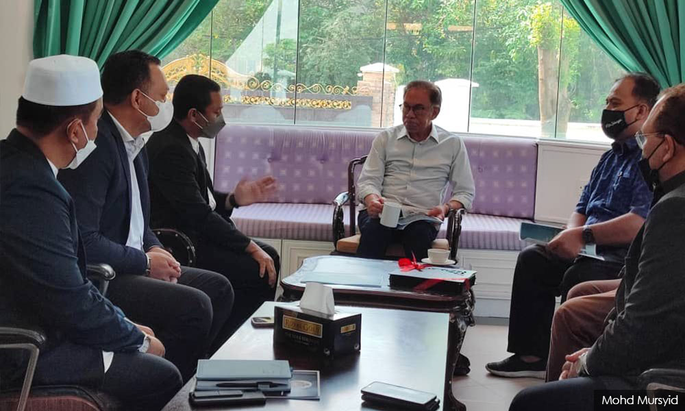 Anwar gesa kerajaan buat keputusan tuntas isu urusan umrah