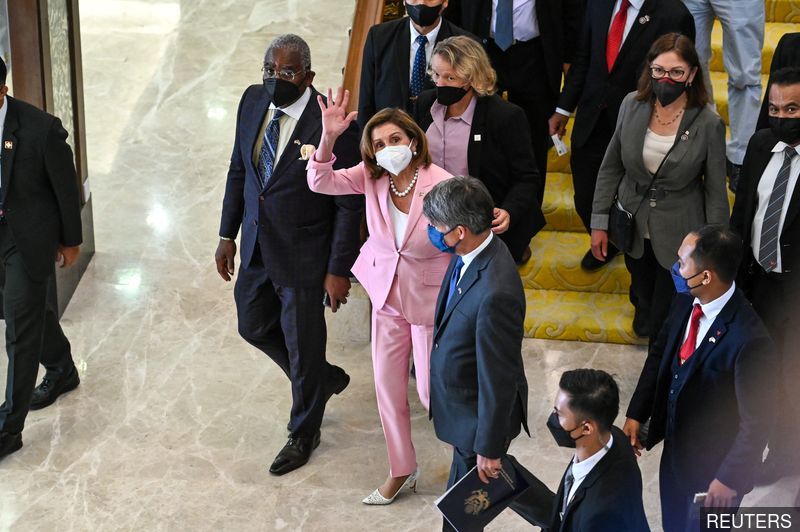Chinese planes buzz Taiwan Strait, Pelosi visit expected - source